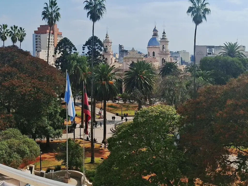 Departamento 2 dorm con balcón en 5to piso, con hermosas vistas a la Plaza