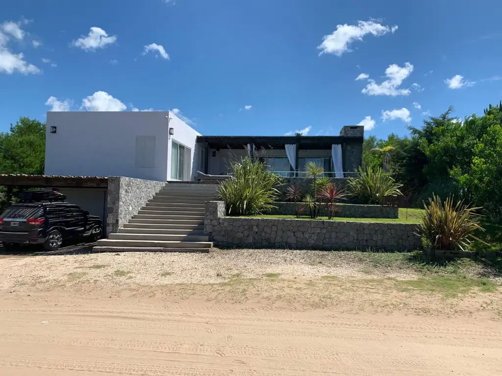 Esplendida casa en Barrio Ecuestre, Costa Esmeralda, cerca de la cancha de Polo.