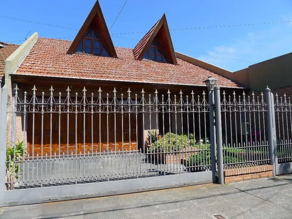 Casa con detalles de categoria 4 ambientes con cochera, parque y quincho. Ubicada en Guemes 1045, Te