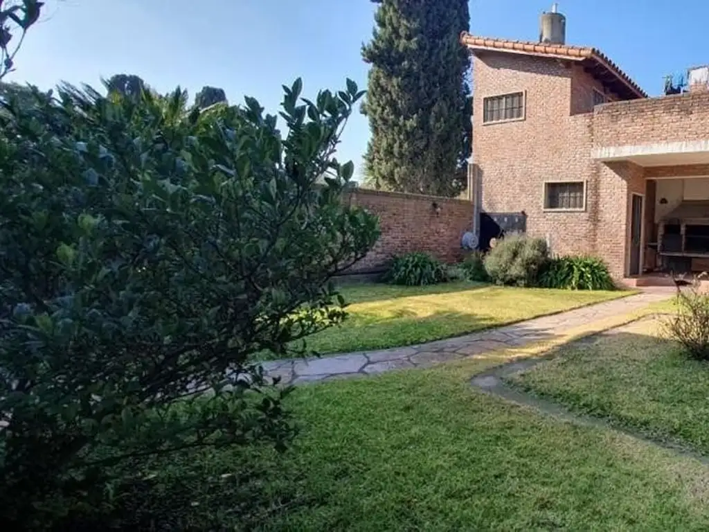 OPORTUNIDAD  CASA DE 245 M2 EN PARQUE LELOIR UDAONDO, JARDIN, BALCÓN, TERRAZA, 2 COCHERAS