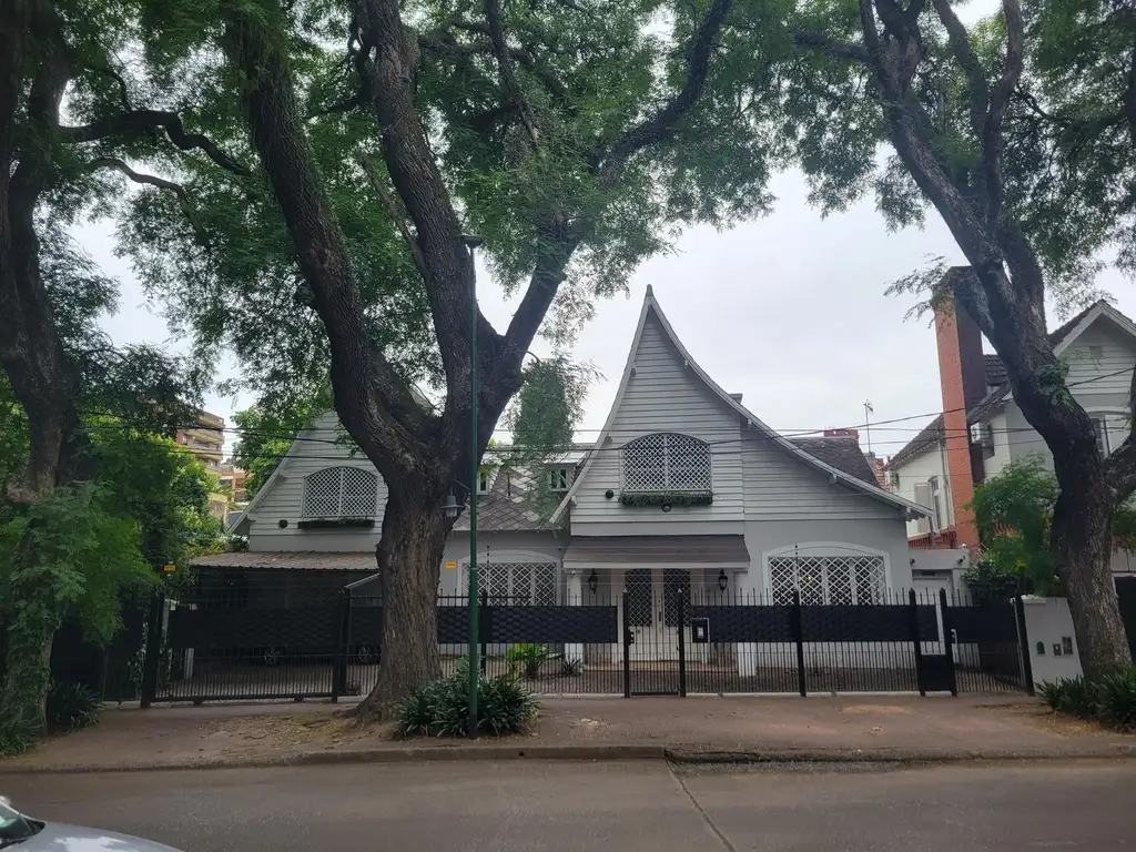 Casa de estilo en barrio parque