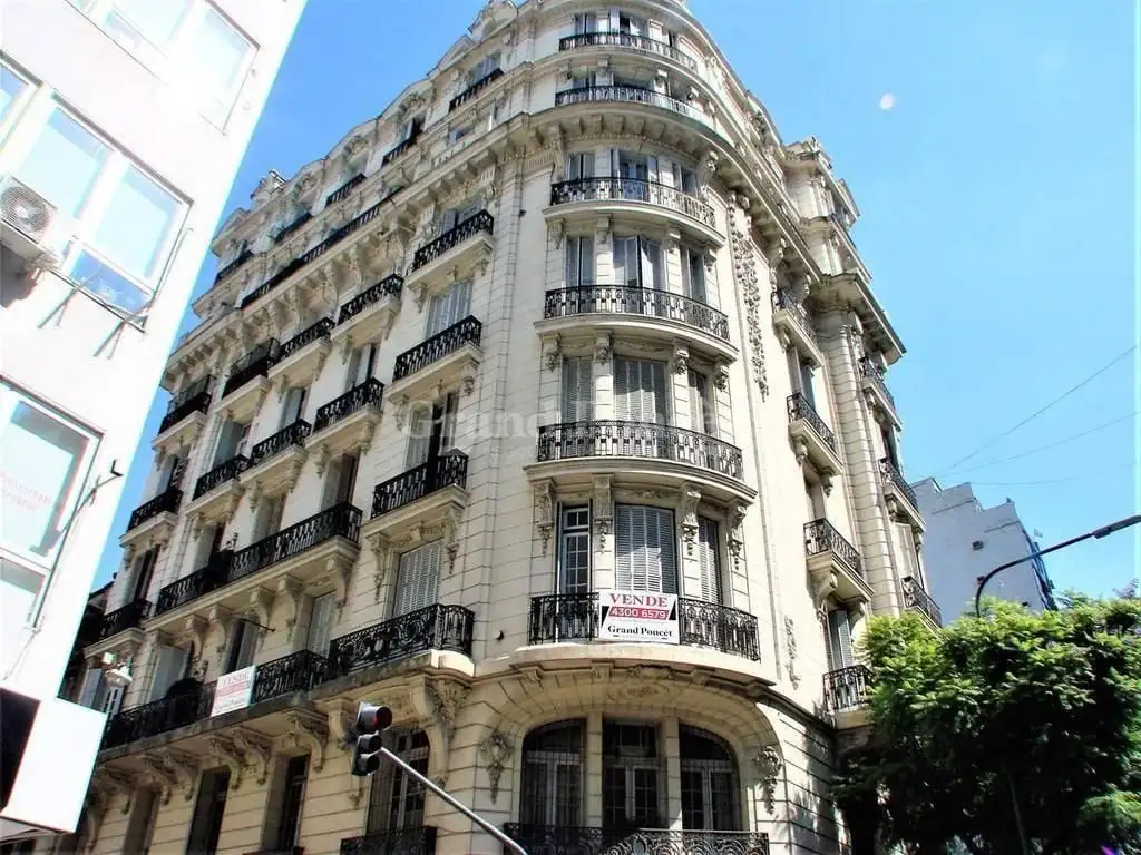 Semipiso 6 Ambientes con Balcones   Se Vende con Renta