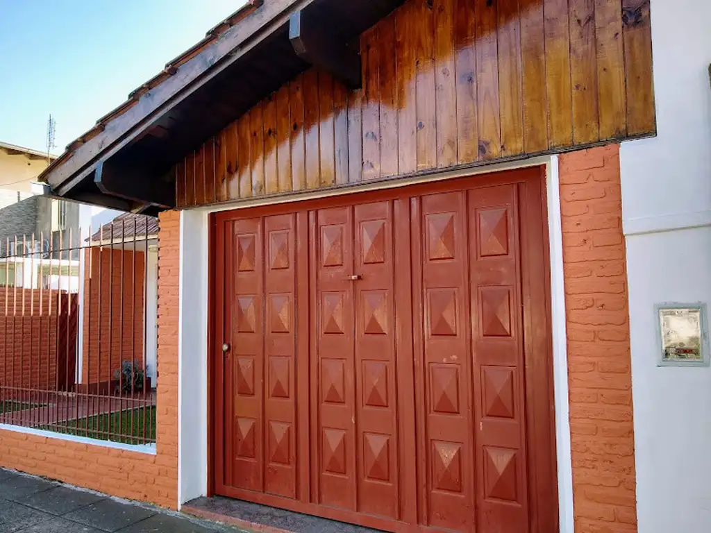 "LINDA CASA AMERICANA MUY SOLIDA"  EN SAN ANTONIO DE PADUA