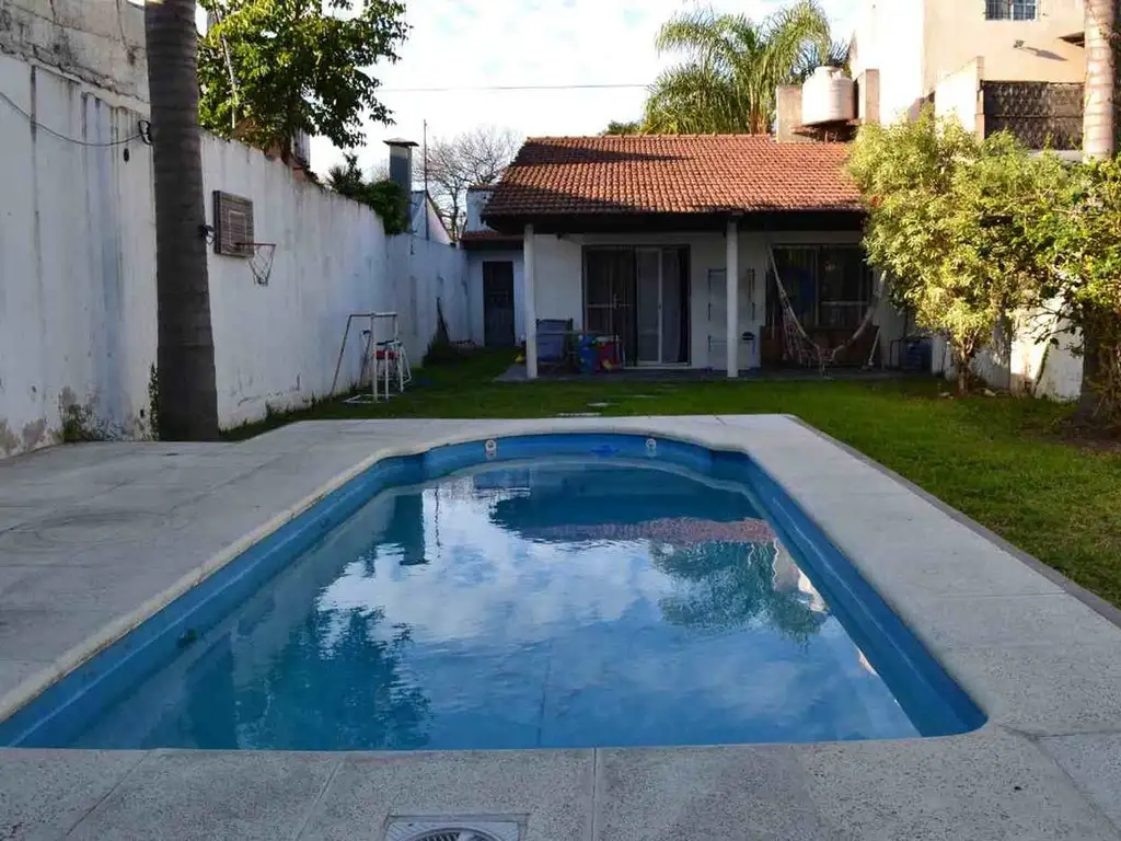 Venta Casa 3 ambientes con Pileta y Cochera Munro