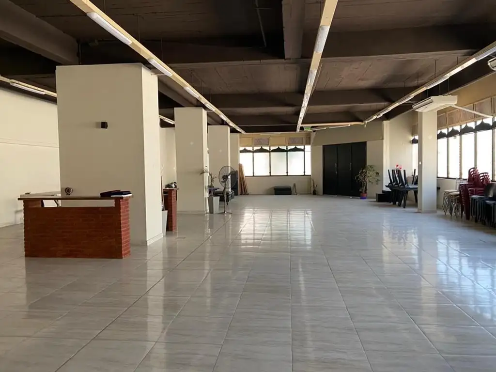 VENTA DE GRAN GALPON DE 8.66 x 60 + EDIFICIO EN ESQUINA DE 3 PISOS (Sup. Cubierta: 3.685,34 m2)