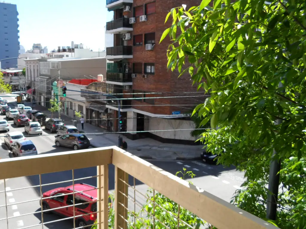 Venta en block subdividido. Piso completo c/ 2 deptos de 4 amb c/ cochera y 2 amb. "Apto credito"