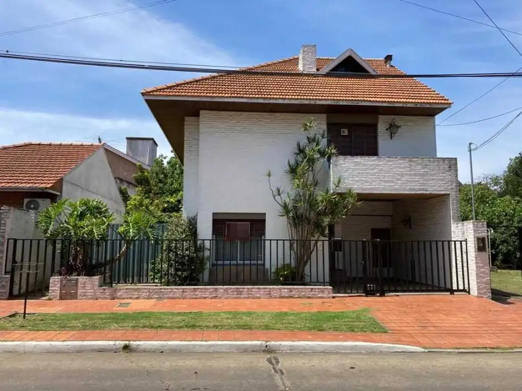 venta impecable CASA Quilmes - jardín - ascensor