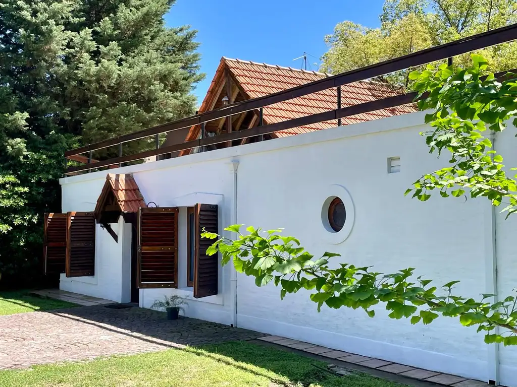 Casa de 3 dormitorios en doble lote con piscina, biblioteca y sauna