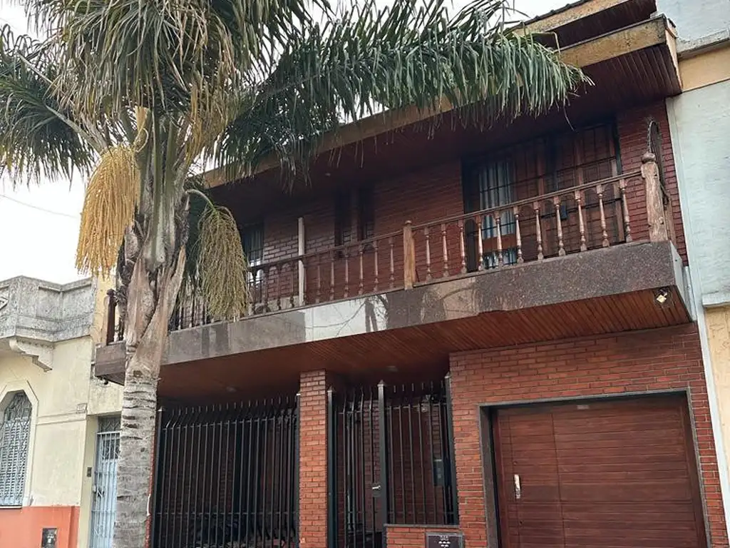 EXCELENTE CASA 3 O 4 AMB. EN 2 PLANTAS CON PARQUE Y QUINCHO