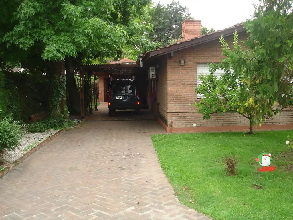 casa reciclada toda en planta baja con amplio quincho cerrado, frente al tennis