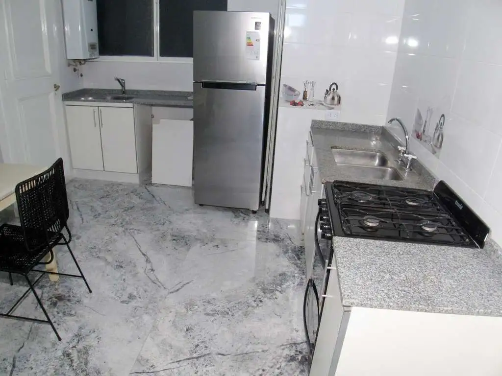 ALQUILER: $ 690.000 o U$S 590. AMOBLADO - RECICLADO - 2 BAÑOS - COCINA con COMEDOR DIARIO