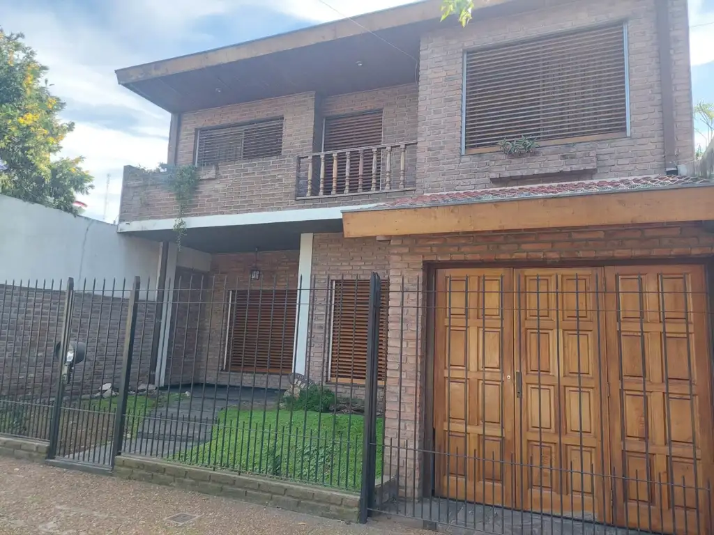 Merlo sur, chalet 3 dormitorios, 2 baños. Amplio living, cocina com. Lote 8.66 x 30 mts.Fondo libre