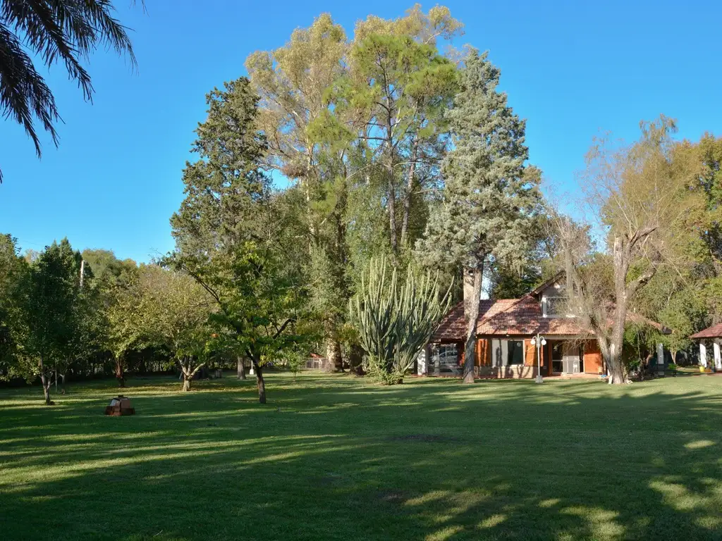 CASA QUINTA EN FUNES CON PILETA, QUINCHO Y COCHERAS