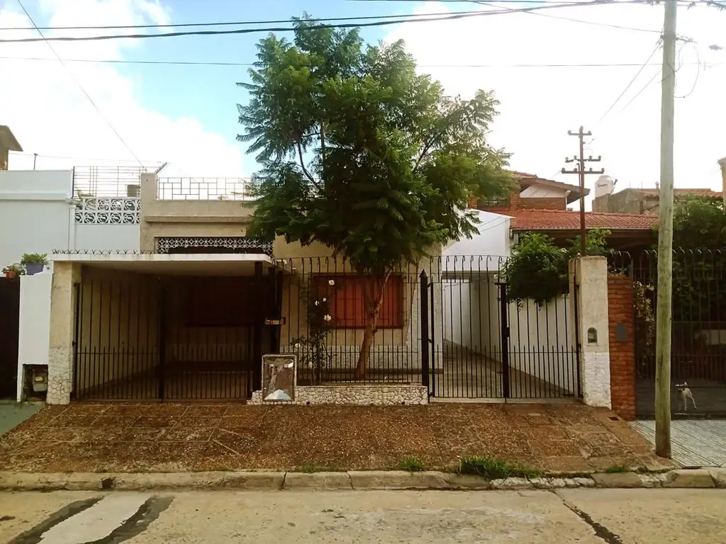 CONFORTABLE CASA CON DOS DORMITORIOS, GARAGE, PATIO, TERRAZA Y DEPARTAMENTO AL FONDO