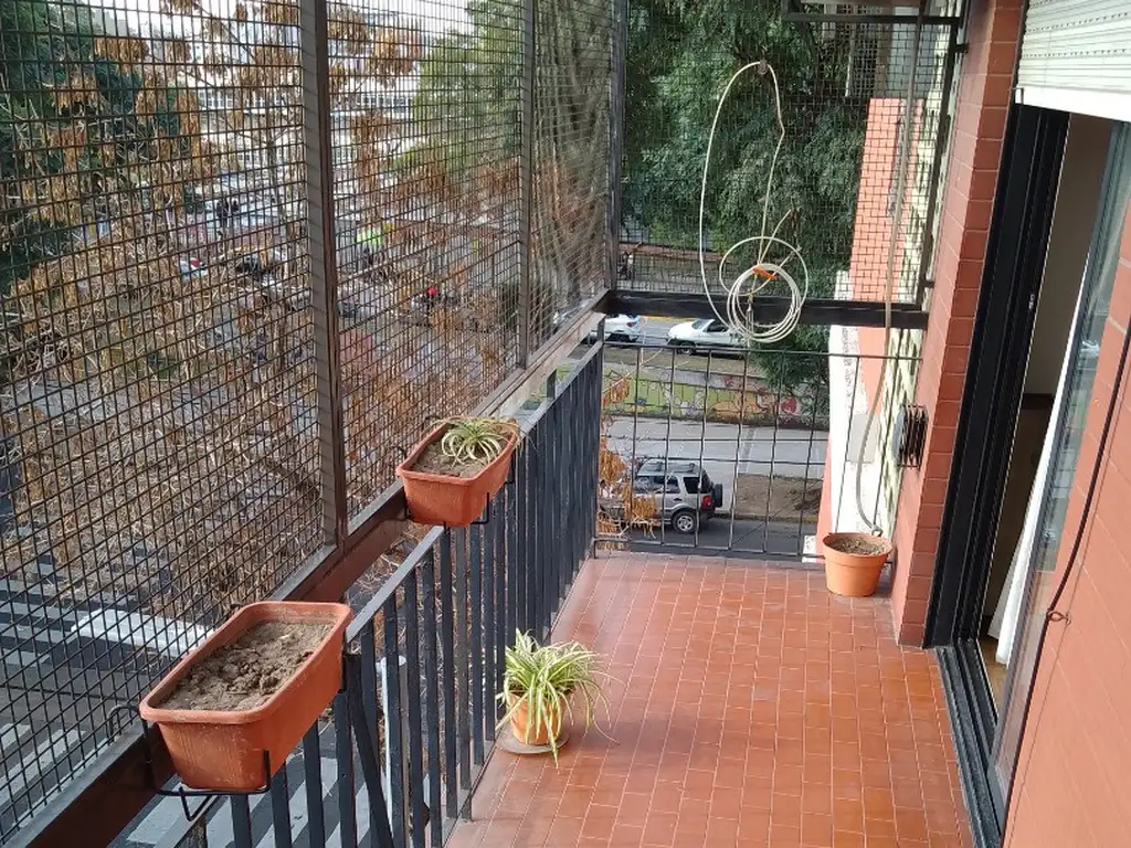 IMPECABLE 3 AMBIENTES CON BALCON CORRIDO ( TODO SOL Y LUZ)