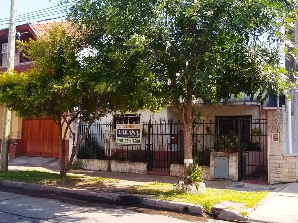 CASA PH AL FRENTE DE 4 AMBIENTES CON PATIO. 1 CUADRA DE PARANA