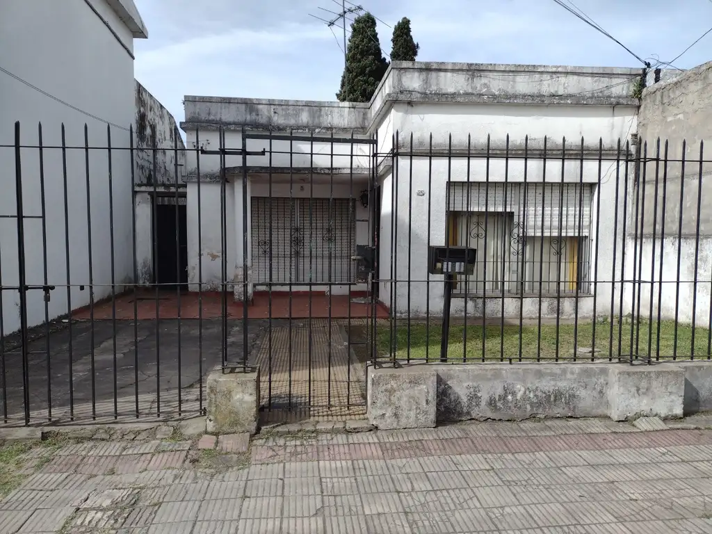 CASA DE TRES AMB. CON FONDO LIBRE