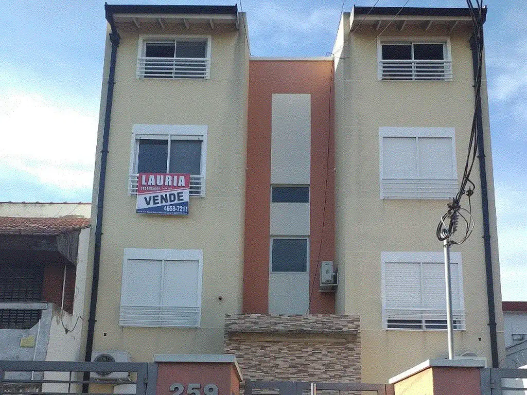 VENTA DE DEPARTAMENTO DE 3 AMBIENTES EN DUPLEX CON BALCÓN