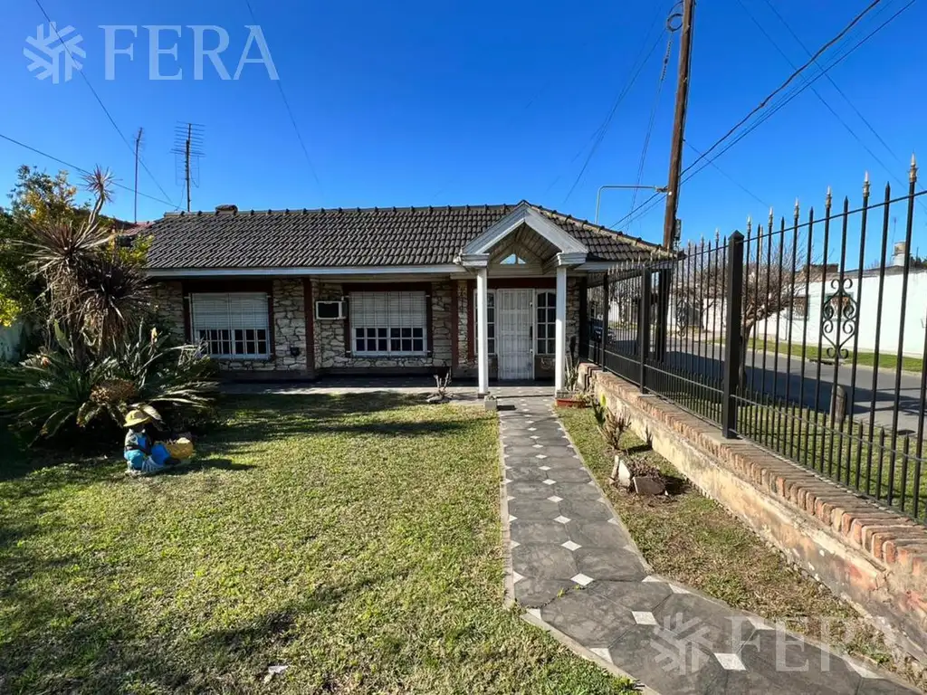 Venta casa con jardín al frente, patio y cochera en Florencio Varela (30401)