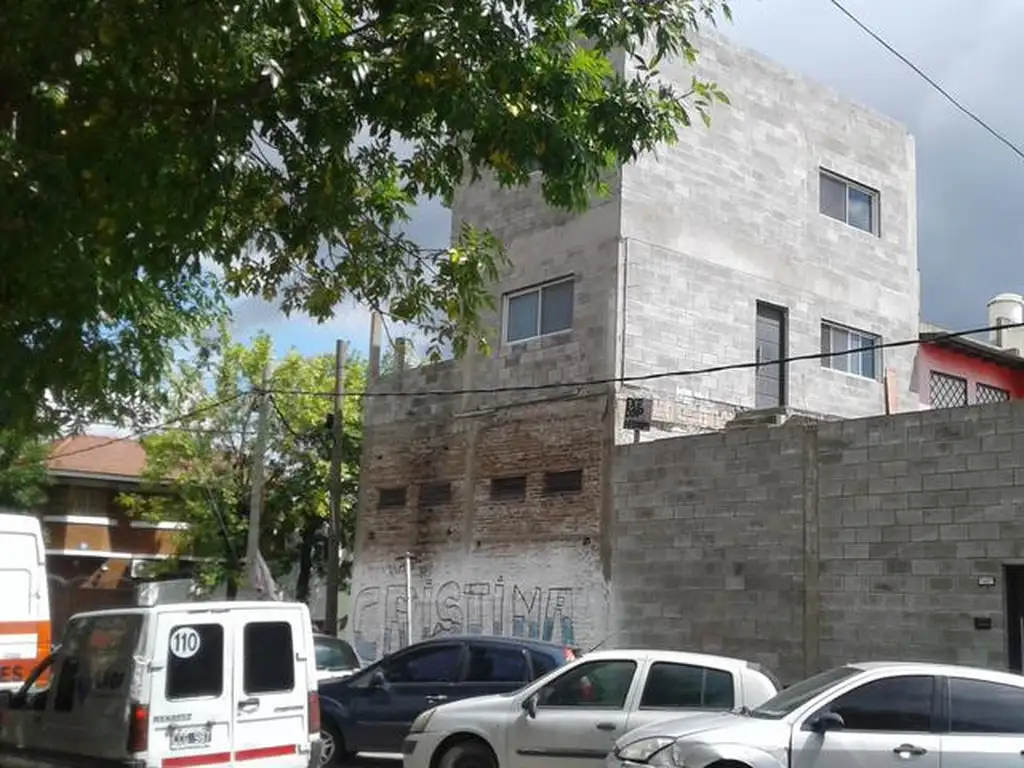 VENTA CASA 3 AMB 230 M2 PATIO VALENTIN ALSINA LANUS