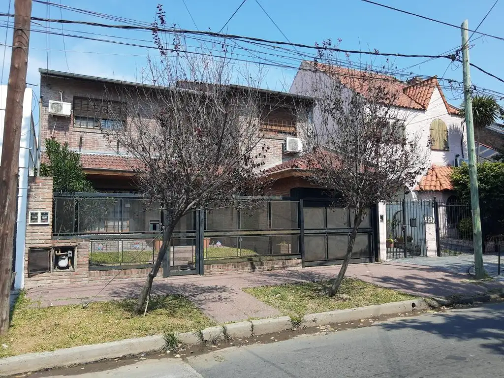 Gran Chalet Multifamiliar, Lote 10 x 34.40, 4 Amb + Depto. 2 Amb, Garaje Vs Autos, Fondo