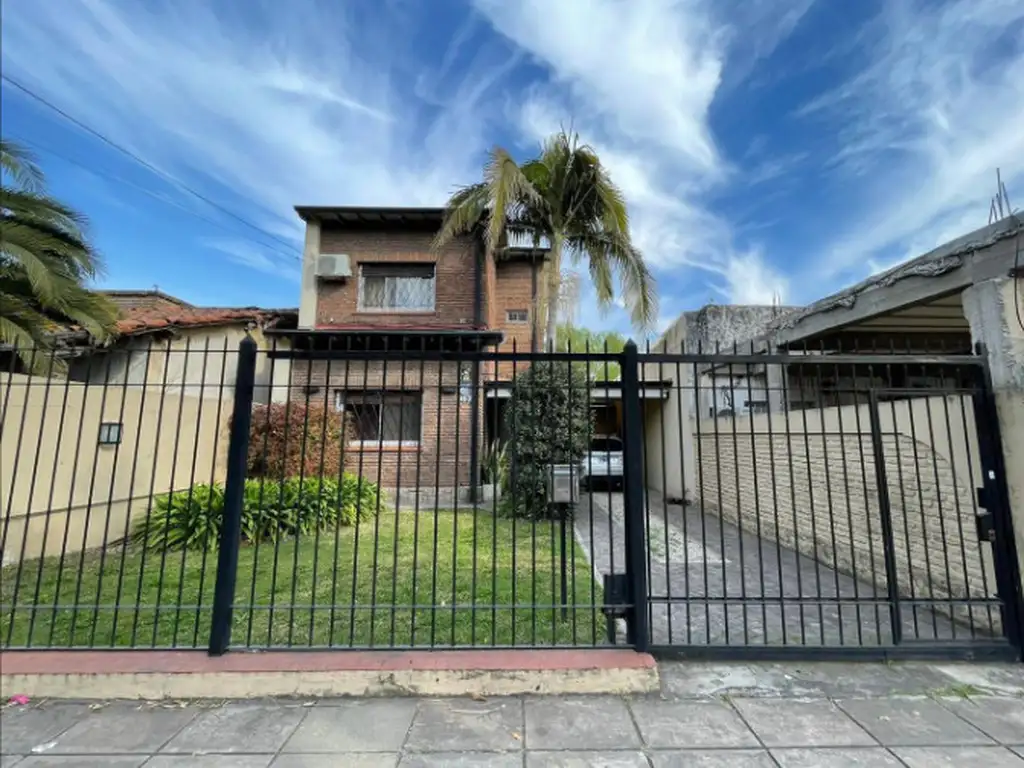 CASA DE 4 AMBIENTES, DE 2 PLANTAS EN CASTELAR SUR (3218)