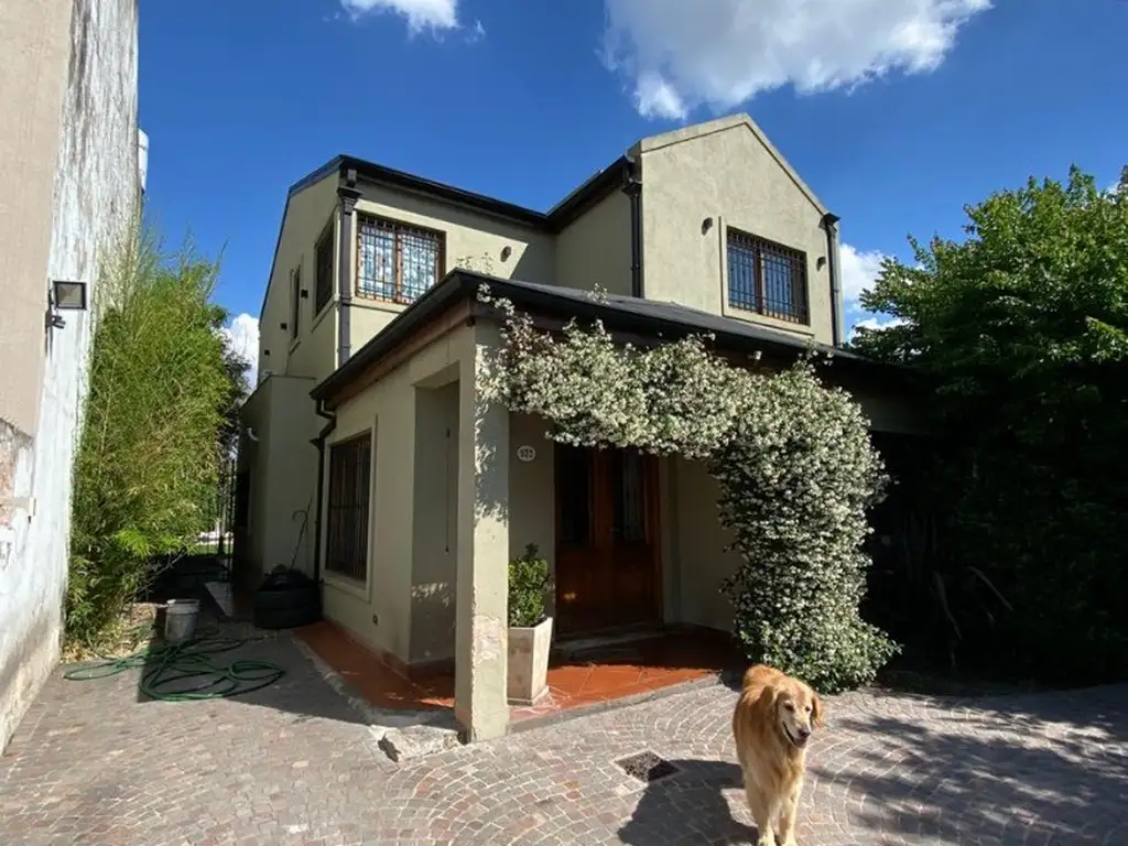 Moderno chalet con piscina y fondo.