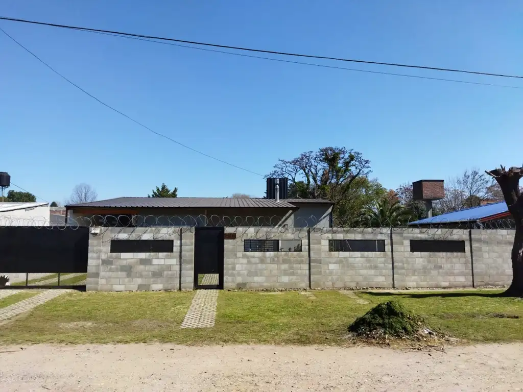 Hermosa quinta en Venta con pileta 2 dormitorios y garaje. Construcción Moderna.