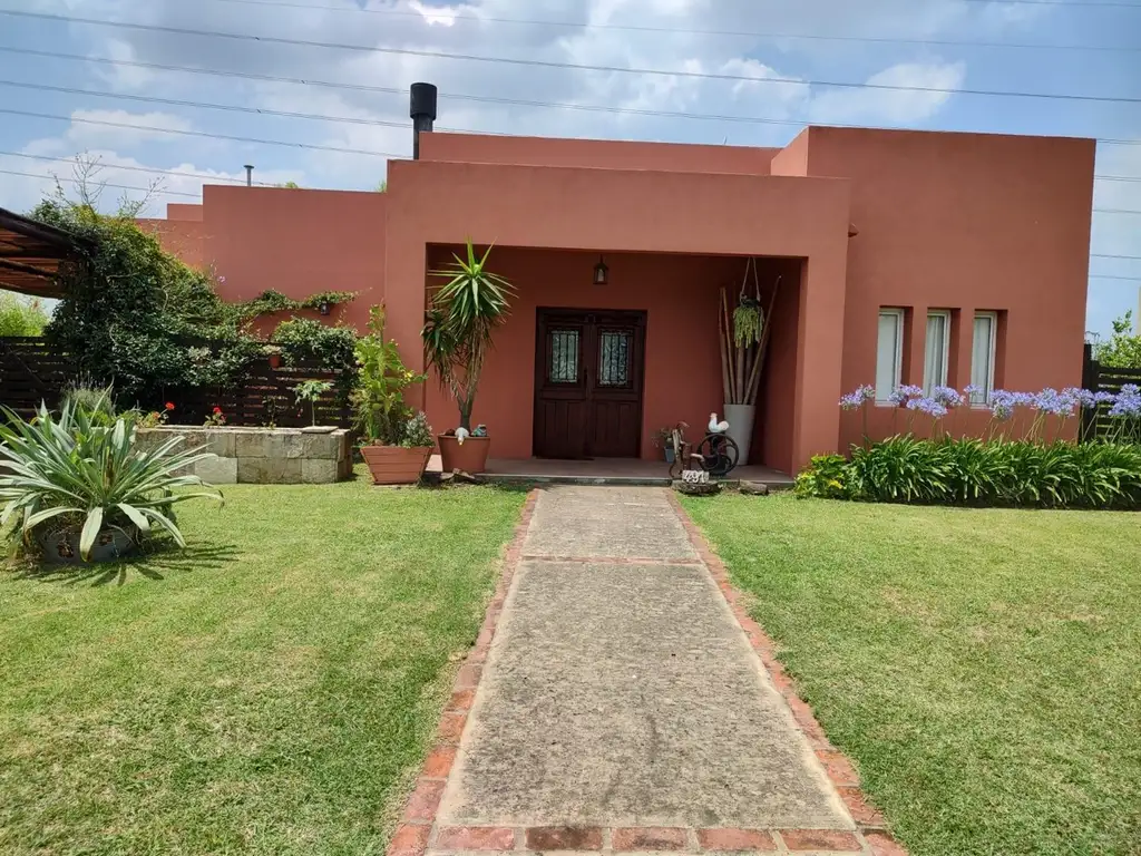 Venta. Casa de 2 dorm. lote de 900 mts. San Francisco. Villanueva