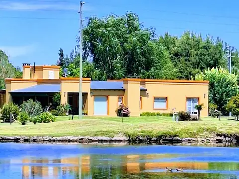 CASA 4 AMBIENTES EN VENTA CHACRAS DE URIBELARREA