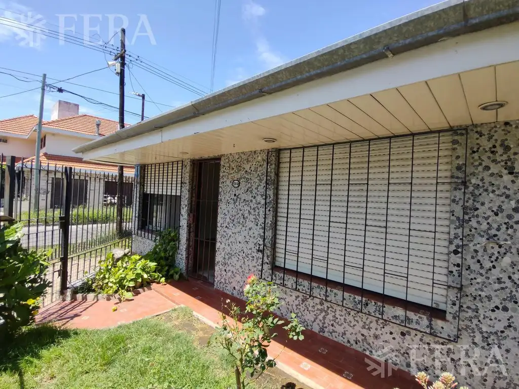 Casa de 3 ambientes a reciclar en Bernal Oeste (30823)