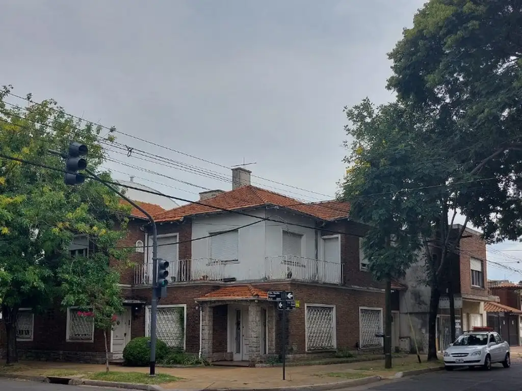 Ideal Constructora Lote (13.73 X 18.74) En Esquina Zonif: C 1 A. Con Edificacion