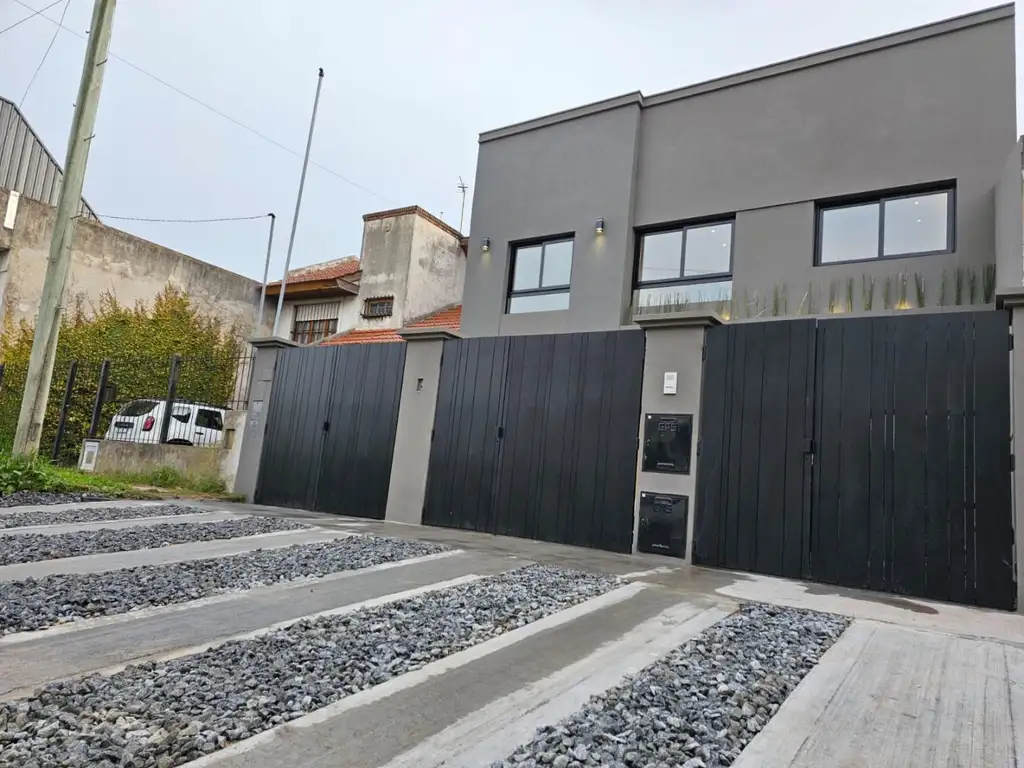 Casa en PH con pileta, terraza y parrilla