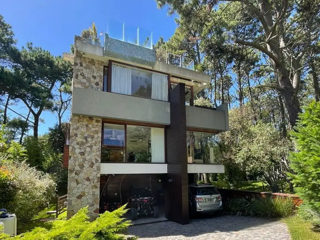 Casa en venta de 5 dormitorios c/ cochera en Mar de las Pampas