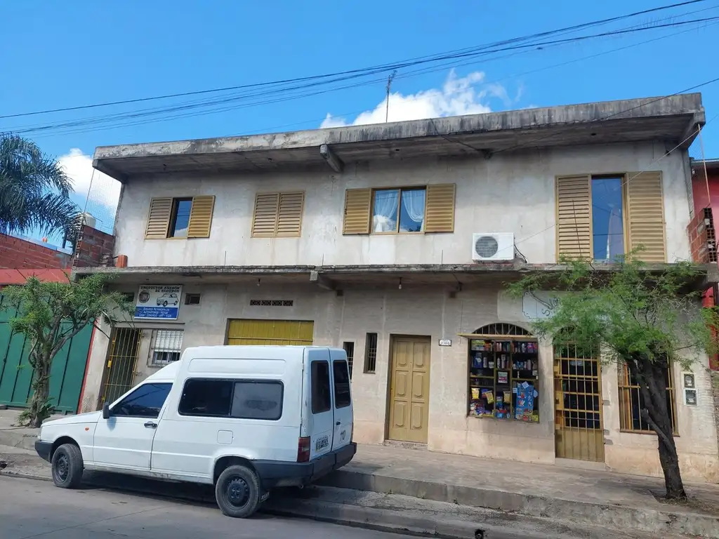 Casa en venta con varios ambientes y local comercial.