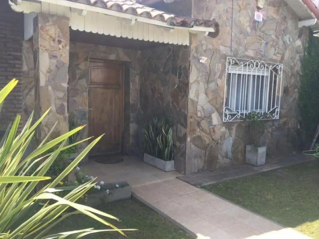 Casa en venta - 2 dormitorios 1 baño - cochera - 200mts2 - Tolosa, La Plata