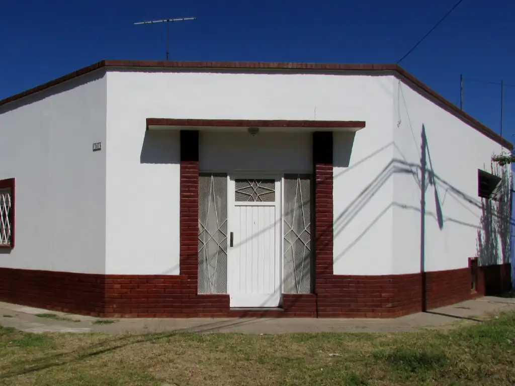 SE VENDE CASA DE TRES DORMITORIOS EN PARQUE SAN MARTIN, MERLO