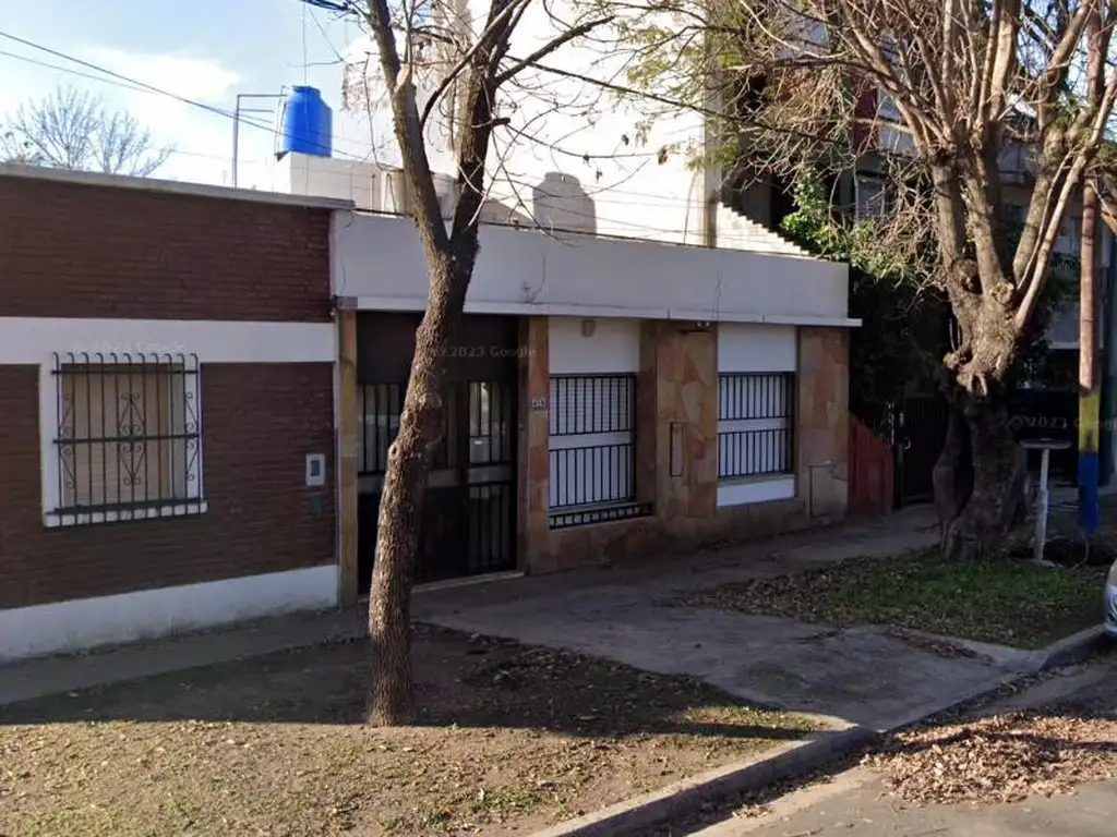 Al frente, cocina con salida al patio jardín. APTA CREDITO. Todos los servicios. SCOLA INMOBILIARIA.