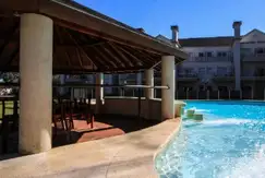 Áreas comunes piscina en Aston Village Residence en Chubut 1080 en Pilar, Buenos Aires