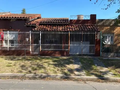 Oportunidad   Chalet de 3 Ambientes en Banfield. Permuta,