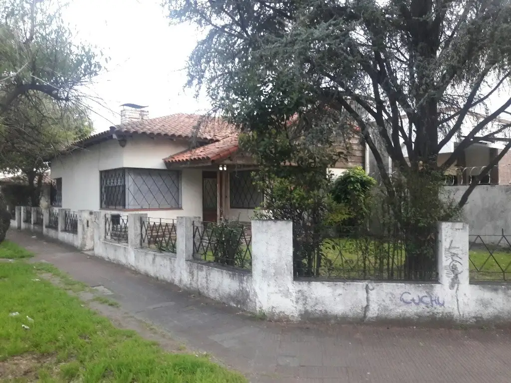 VENDE CASA TIPO CHALET 3 AMBIENTES CON PATIO Y COCHERA- VILLA BALLESTER-