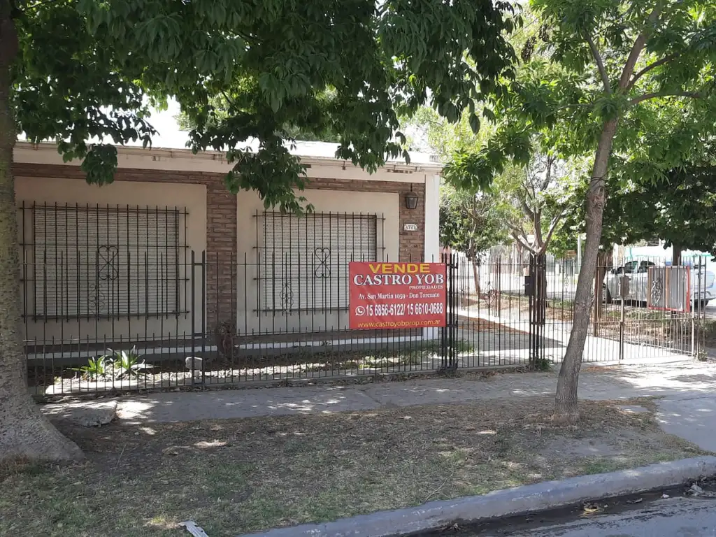 Adolfo Sordeaux Hermosa casa APTA A CRÉDITO de tres dormitorios en esquina  próximo a Av San Martin