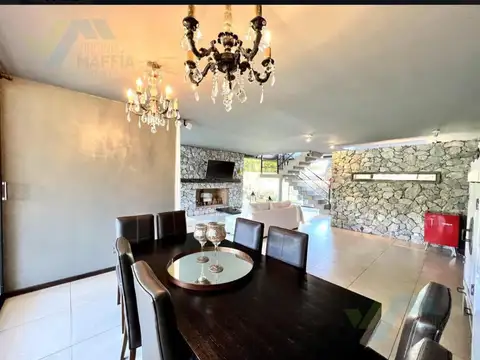 Casa en Venta - 5 dormitorios - USD 795.000