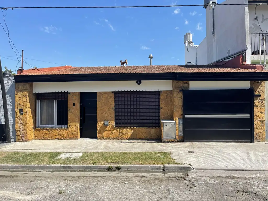 Casa en venta - 2 Dormitorios 2 Baños - 206Mts2 - Tolosa