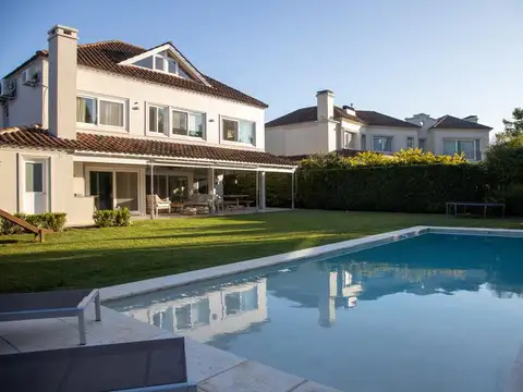 Casa en venta unica por estado, en Ayres de Pilar,4 suites, family, play room, escritorio y piscina. - Foto 0
