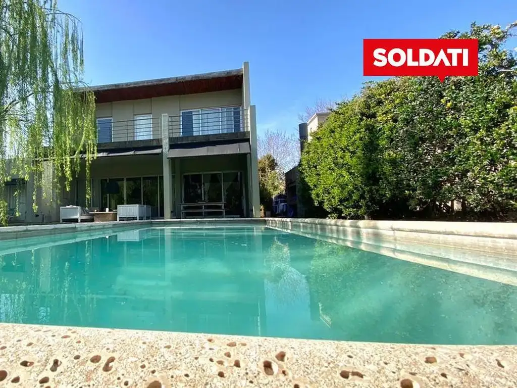 Excelente casa  sobre lote central en Venta