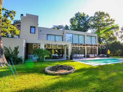 Casa en Venta - 5 dormitorios - USD 1.840.000