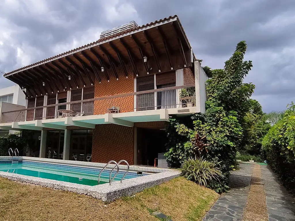 Venta  Acassuso casa 6 amb. Perú y Libertador.