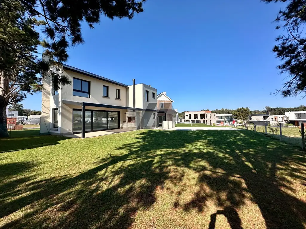 Casa a estrenar con 3 dormitorios. Piscina. Rumencó Joven.