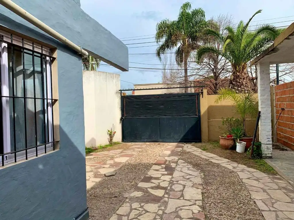 VENTA CASA 2 Y 1/2 AMB PILETA LOTE PROPIO UDAONDO